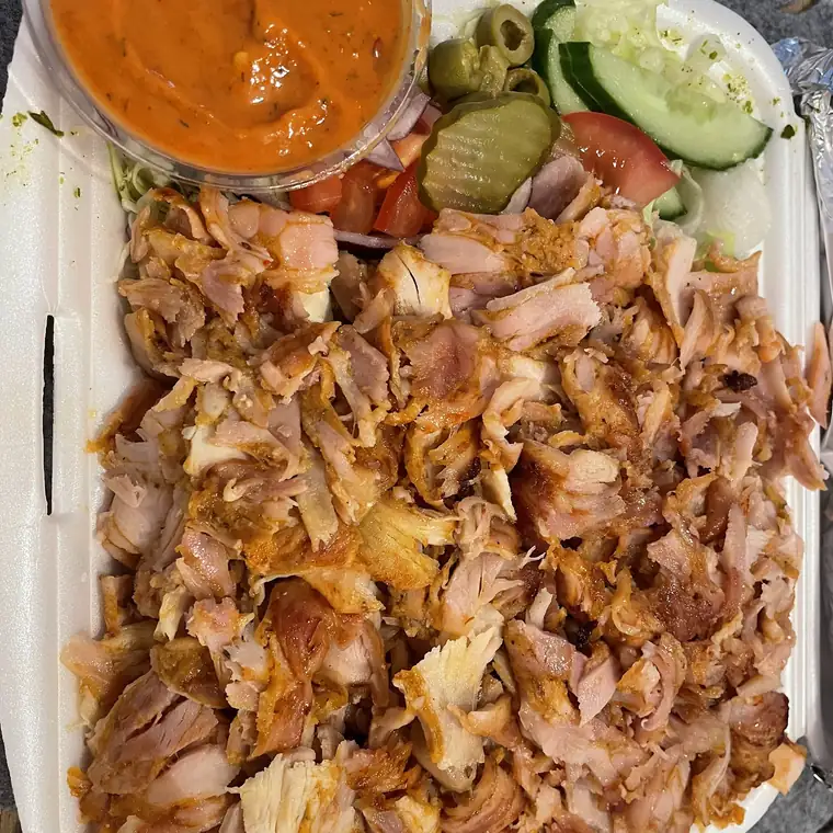 Kebab w pudełku z ogórkiem, pomidorem i sosem