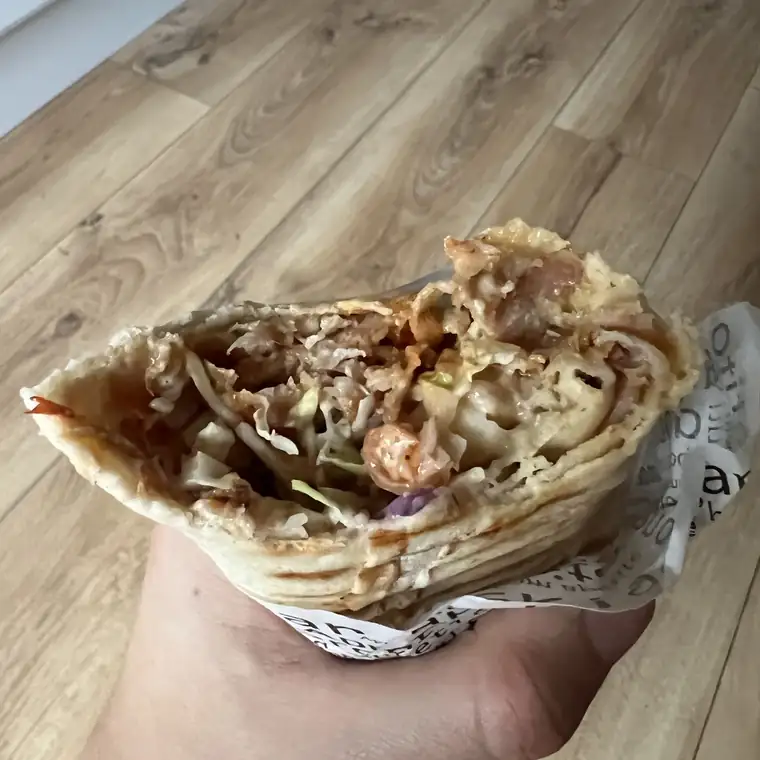 Kebab w picie trzymany w dłoni