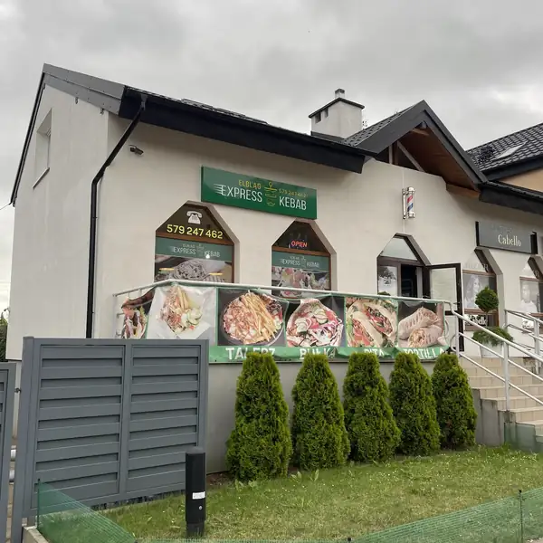Budynek przy Pomorskiej z zielonym szyldem Express Kebab