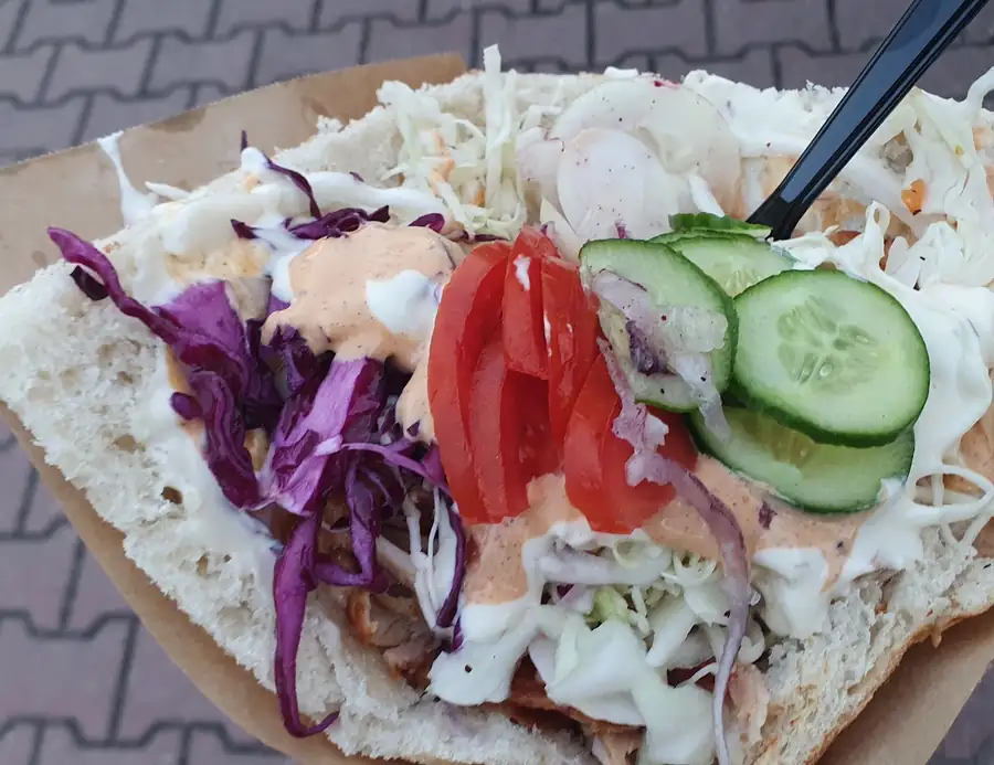 Kebab z surówką, pomidorem i ogórkiem na placku