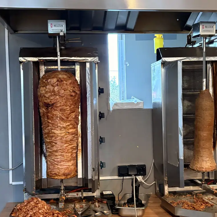 Dwa rożna z mięsem kebabowym za ladą